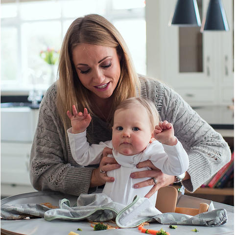 TIDY TOT Kit hranire - Baveta si tava (Fructe Vesele)