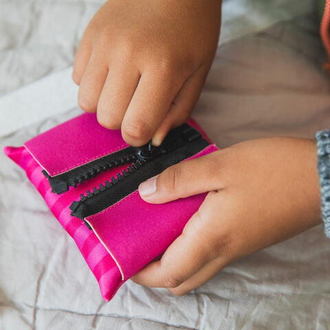 Educational Insights Joc tactil cu saculeti senzoriali - Invat sa ma imbrac