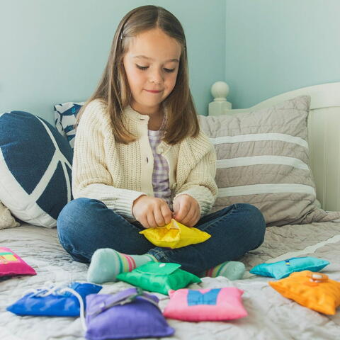 Educational Insights Joc tactil cu saculeti senzoriali - Invat sa ma imbrac