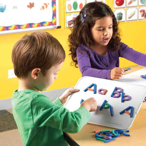 Learning Resources Set constructie magnetic - Litere si cifre